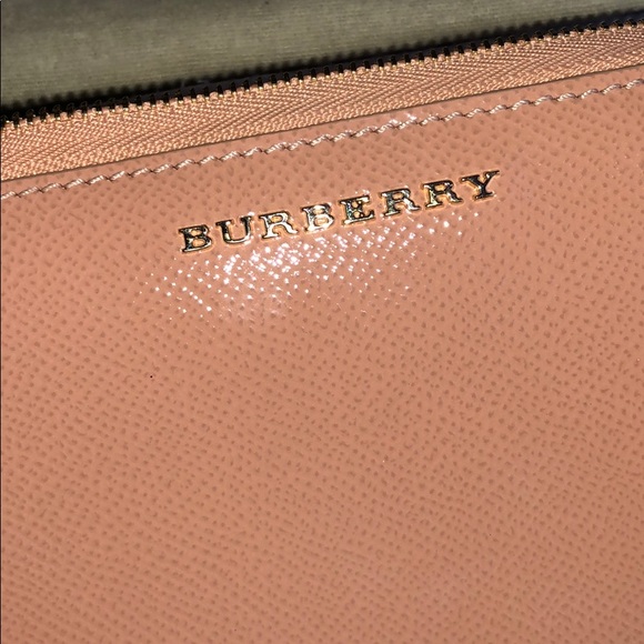 Burberry Calf Leather NWOT ZIP Around Wallet - Picture 4 of 8